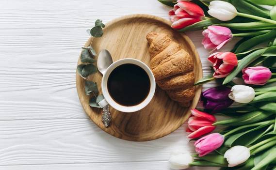 Normal_rozovye-heart-croissant-romantic-coffee-tiulpany-kofe-chashk