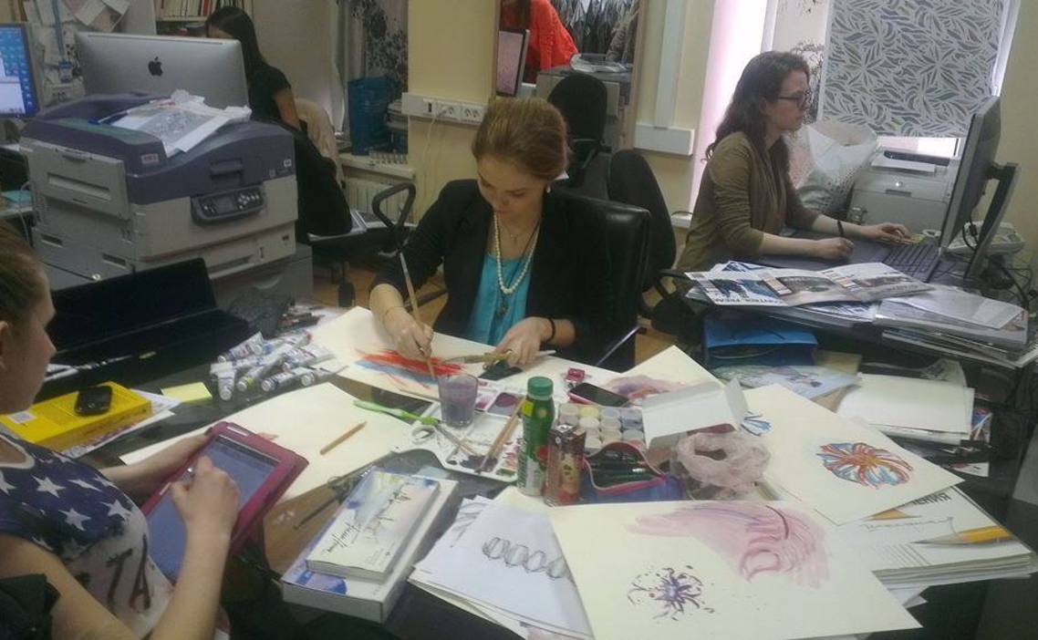 Удаленная работа художника вакансии. Работа художника удаленно вакансии. Учительница живопись. Женщина фрилансер. Вакансия художника дизайнера.