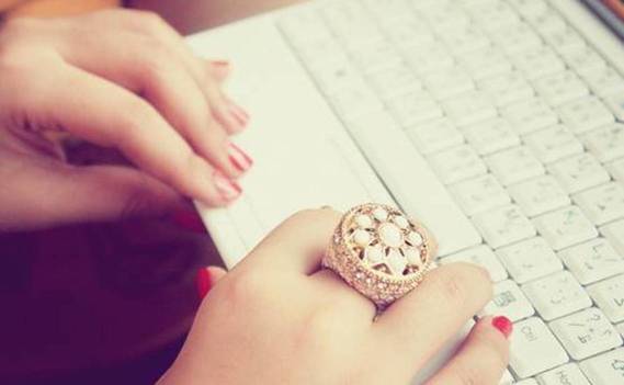 Normal_fashion-laptop-mac-nails-ring-favim.com-59811_large