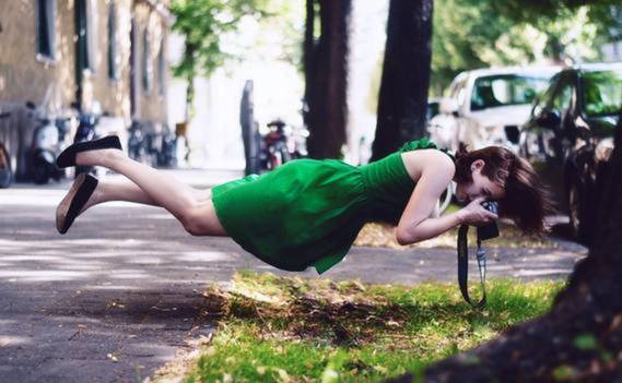Normal_normal_devushka_fotograf_fotoapparat_zemlya_snimok